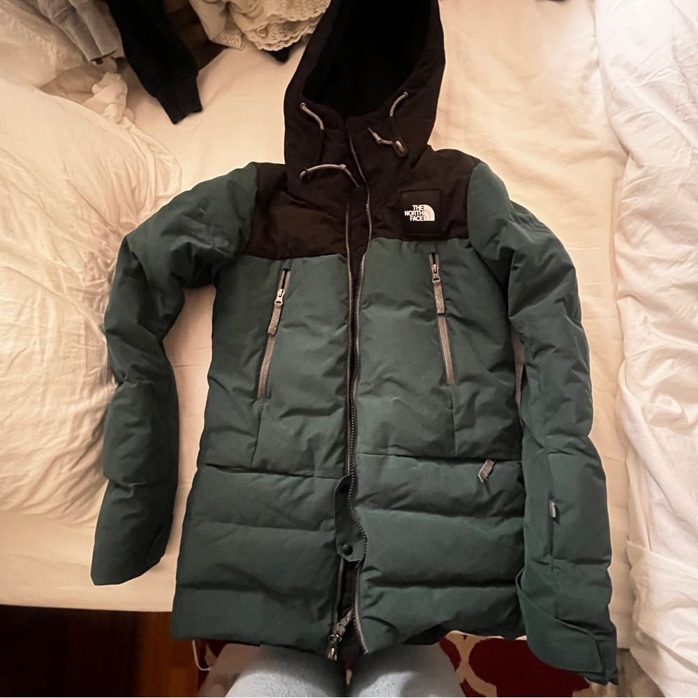 North Face 550 series women’s snow puffer jacket
